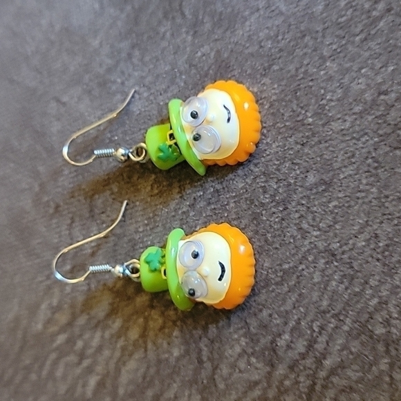 3/$30 VTG Acrylic Irish Leprechaun St. Patrick's Dangle Hook Earrings - Picture 2 of 7